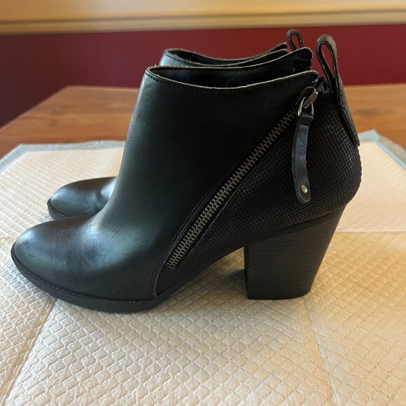 DV by Dolce Vita Shoes - DOLCE VITA JAMESON DOUBLE ZIPPER BLACK BOOTIES WORN ONCE